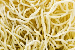 Dried egg noodles (close-up)
