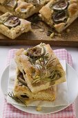 Focaccia mit Feigen, Rosmarin und Pinienkernen