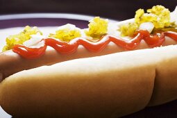 Hot Dog mit Relish, Ketchup und Zwiebeln