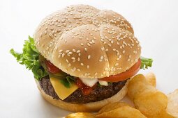 Cheeseburger mit Kartoffelchips