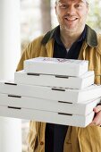 Mehrere Pizzen werden geliefert