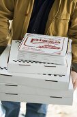 Mehrere Pizzen werden geliefert