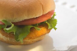 Hähnchenburger mit Tomate und Salatblatt