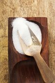 Salz in Holzschale mit Schaufel