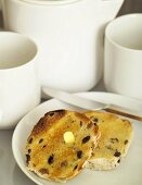 Rosinenbrötchen, getoastet, mit Butter