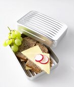 Käsebrot und grüne Trauben in Lunchbox