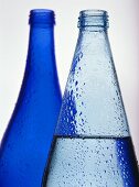 Zwei blaue Wasserflaschen (Nahaufnahme)