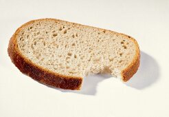 Eine Scheibe Brot, angebissen
