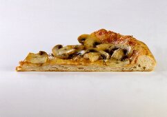 Ein Stück Pizza mit Champignons
