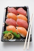 Tablett mit Nigiri-Sushi zum Mitnehmen
