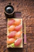 Nigiri-Sushi mit Thunfisch und Lachs auf Sushibrett