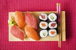 Nigiri-Sushi und Maki-Sushi auf Sushibrett