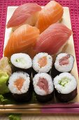 Maki-Sushi und Nigiri-Sushi auf Sushibrett