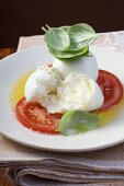 Caprese (Tomaten mit Mozzarella und Basilikum)