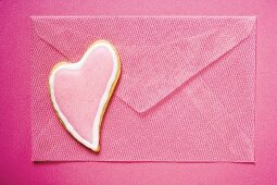 Pink envelope with heart-shaped biscuit