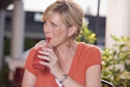 Frau trinkt einen Frozen Strawberry Smoothie