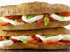 Zwei Baguettesandwiches mit Mozzarella und Tomaten