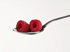 Zwei Himbeeren auf einem Löffel