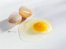 Aufgeschlagenes Ei mit Schale