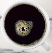Eine Tasse schwarzer Kaffee (von oben)