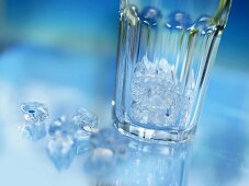 Wasserglas mit Crushed Ice