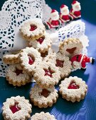 Jam-filled cinnamon biscuits with Father Christmas figures