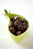 Schälchen mit schwarzen Oliven