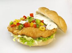Escalope, salad, diced peppers and remoulade in bread roll