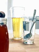 Einschlafhilfe: Apfelessig mit lauwarmem Wasser und Honig