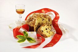 Panettone und Glas Vin Santo (Italien)