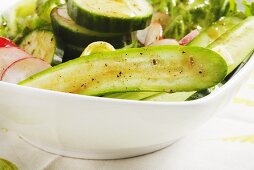 Blattsalat mit Gurken, Radieschen und Balsamicodressing