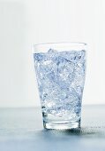 Glas Mineralwasser mit Eiswürfeln