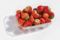 Erdbeeren in einer Plastikschale