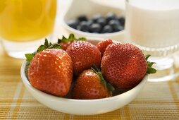 Erdbeeren in einer Schale auf Frühstückstisch