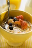 Porridge with milk and berries