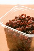 Getrocknete Cranberries in Plastikbehälter