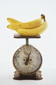 Bananen auf alter Küchenwaage
