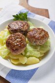 Fleischpflanzerl auf Kartoffel-Gurken-Salat