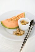 Joghurtmüsli mit Honig und Melone