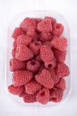 Himbeeren in der Plastikschale