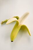 Eine Banane zur Hälfte geschält