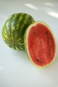Eine halbe und eine ganze Wassermelone