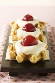 Waffeln mit Vanillecreme und Kirschen