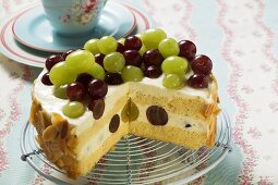 Yoghurt cake with grapes