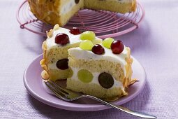 Yoghurt cake with grapes