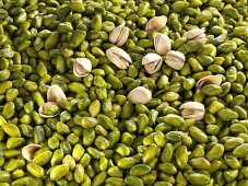 Shelled and unshelled pistachios