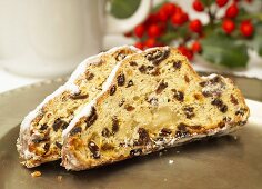 Zwei Scheiben Stollen auf einer Silberplatte