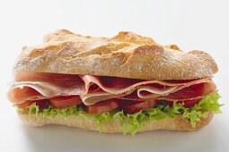Sub-Sandwich mit rohem Schinken