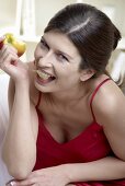 Frau isst einem Apfel