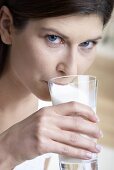 Frau trinkt Milch aus einem Glas